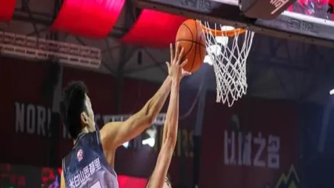 热议：五人小阵核心球员！芬尼-史密斯展海报庆三连胜，引发热议近50条评论